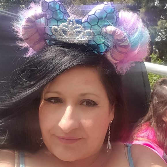 Meet your Posher, Lora - Picture 1 of 1